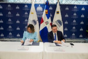 Gloria Reyes y Yayo Sanz Lovatón firman alianza.