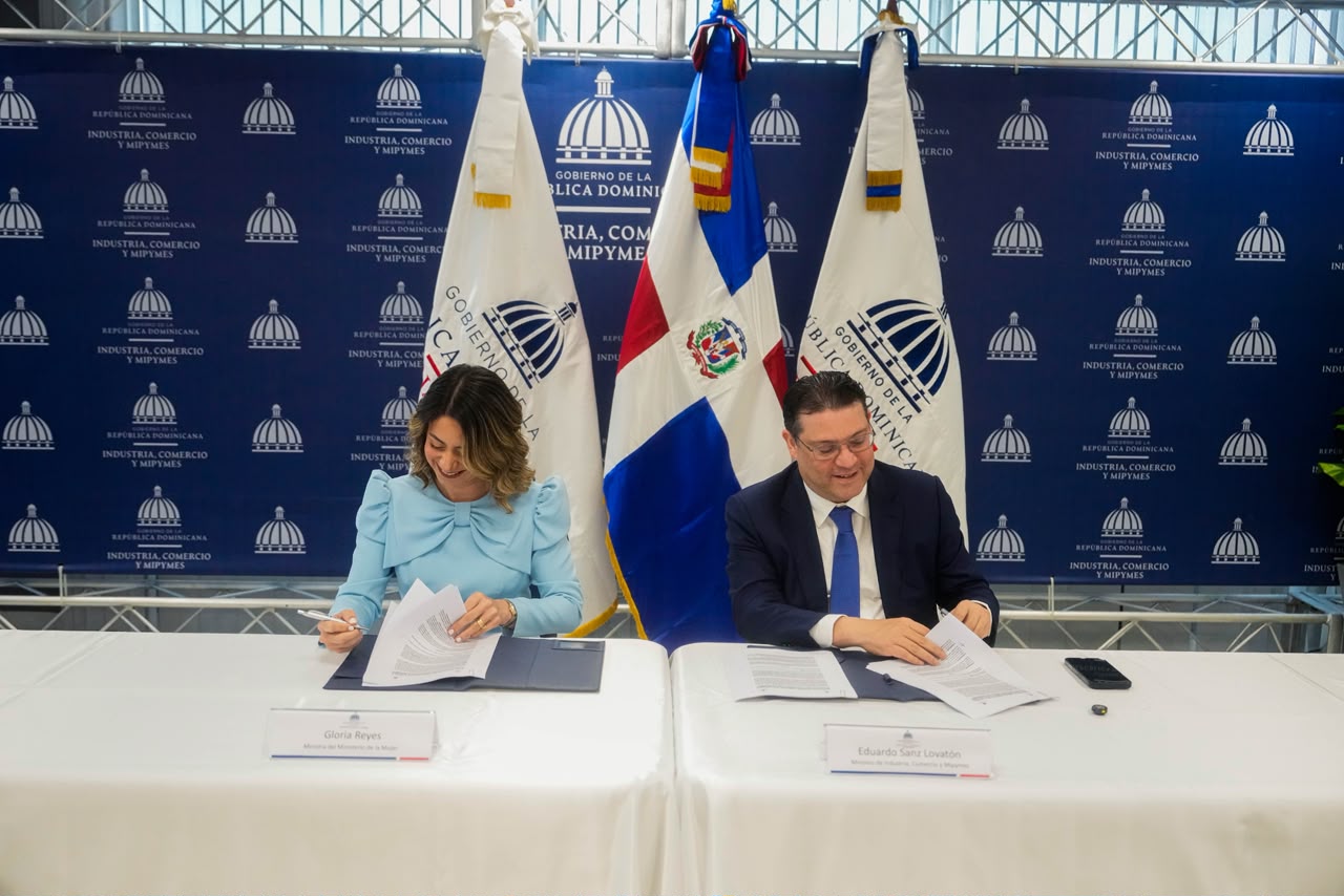 Gloria Reyes y Yayo Sanz Lovatón firman alianza.