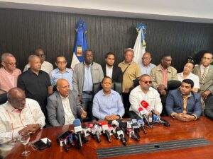 Intrant y transportistas ratifican no habrá aumento del pasaje.