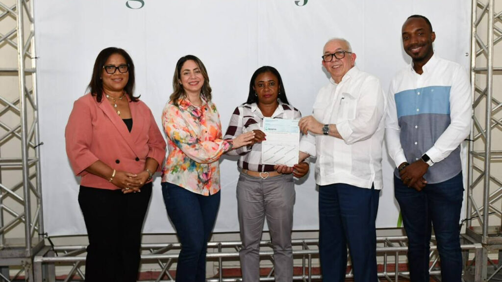 Gobierno eleva a RD$250 millones fondo de préstamos para mujeres campesinas