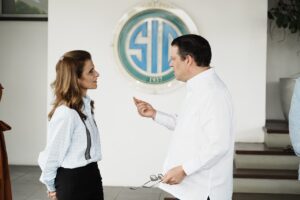 El ministro de Industria, Comercio y Mipymes, Yayo Sanz Lovatón, junto a la presidenta ejecutiva de Grupo SID, Ligia Bonetti.