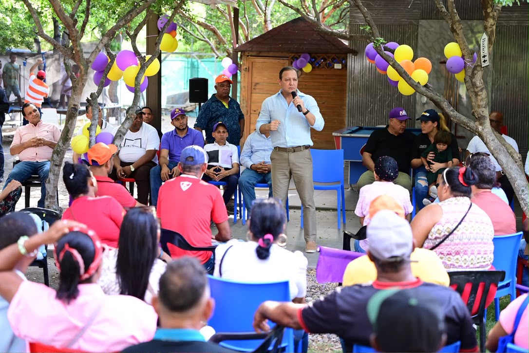 Abel Martínez durante su encuentro con comunitarios de Las Charcas, provincia Azua. 