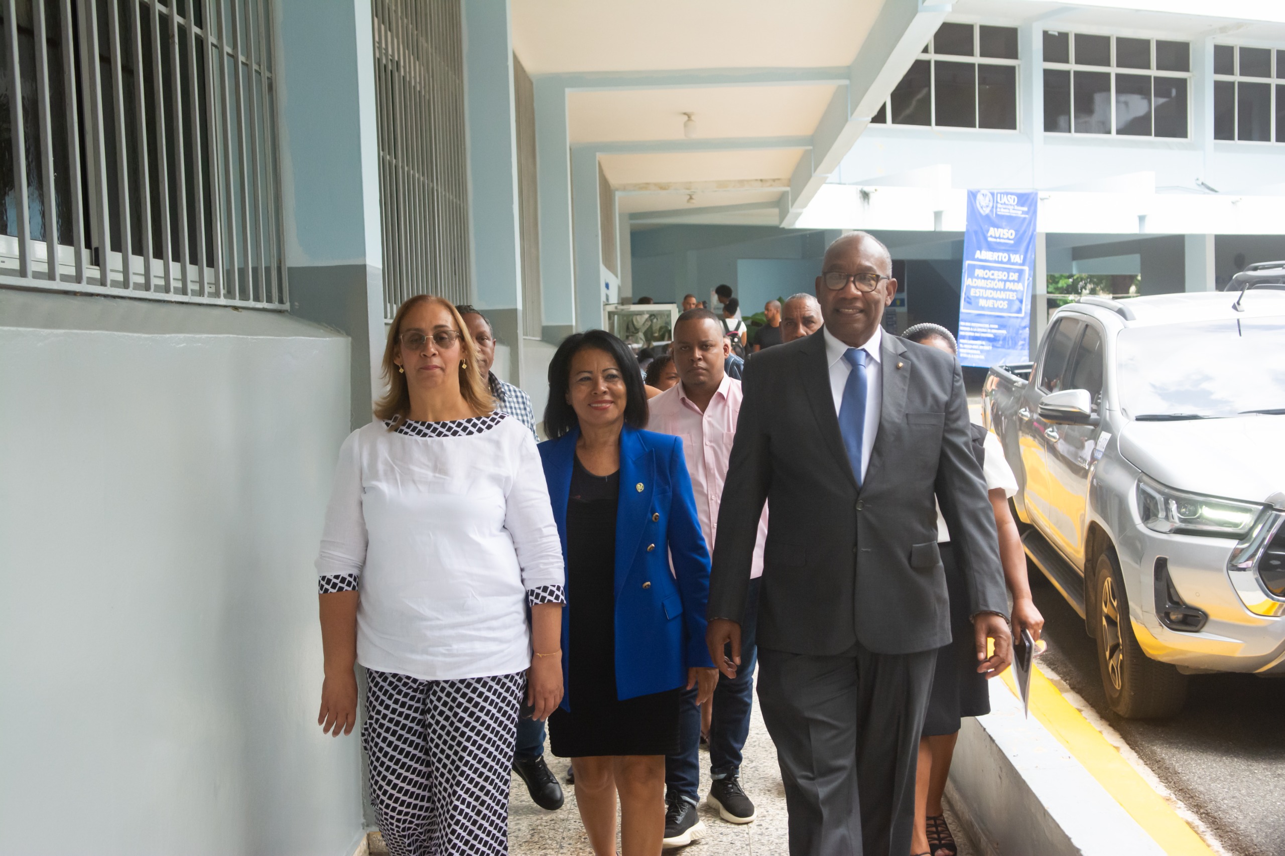 Rectora de la UASD, Editrudis Beltrán Crisóstomo, durante un recorrido por el nuevo edificio de posgrados de la UASD en San Cristóbal.
