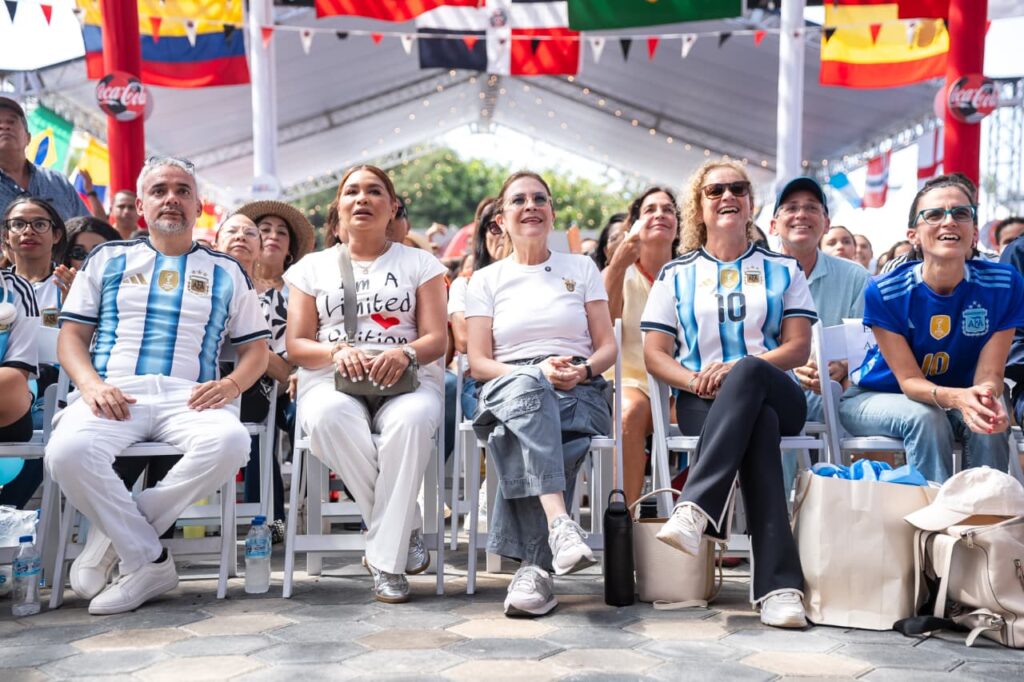 Carolina Mejía se hace acompañar de capitaleños en el Malecón Deportivo de SDQ. (Fuente externa).