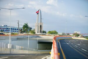 La Plaza de la Bandera se inauguró originalmente en 1978 bajo el nombre de Plaza de la Independencia. Posteriormente, fue remodelada y reinaugurada con su nombre actual el 14 de febrero de 1997./Presidencia.