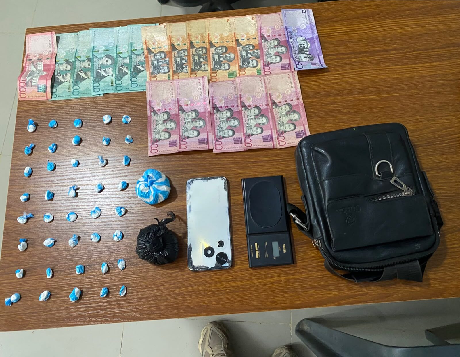 Droga y dinero ocupados en Montecristi