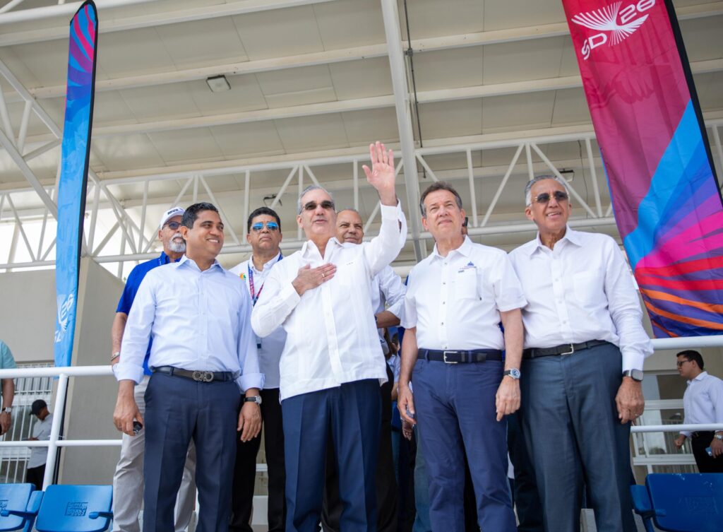 Presidente Luis Abiader encabeza recorrido por el Centro Olímpico junto a otras autoridades.