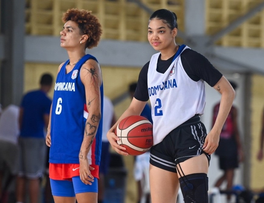 Yennifer Jiménez y Melissa Cabral se preparan durante las prácticas del equipo femenino 2