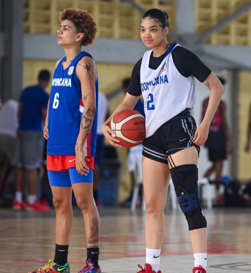 Yennifer Jiménez y Melissa Cabral se preparan durante las prácticas del equipo femenino 2
