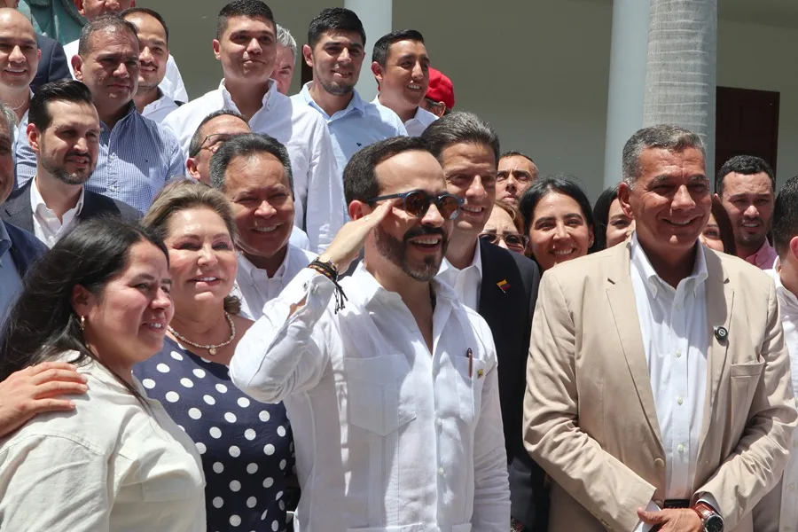 El presidente electo de Colombia, Abelardo de la Espriella, posa junto a integrantes de su gabinete de Gobierno y autoridades locales este miércoles, en Cúcuta (Colombia).