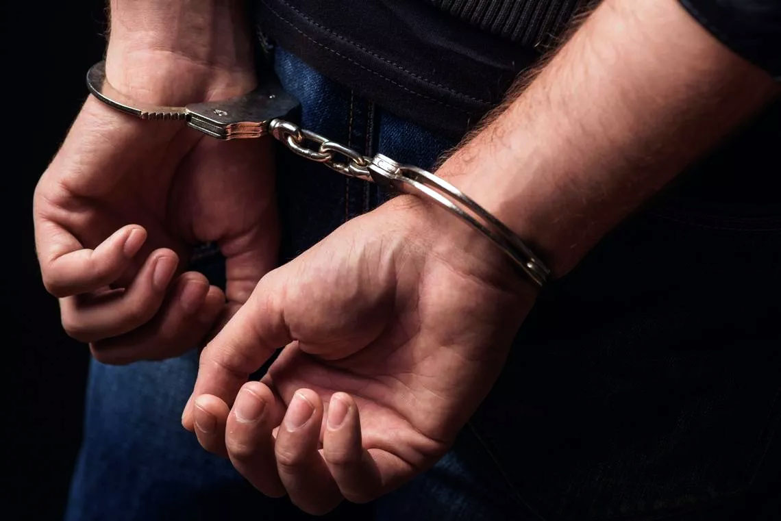 Detienen en el aeropuerto a hombre investigado por lavado, drogas y contrabando