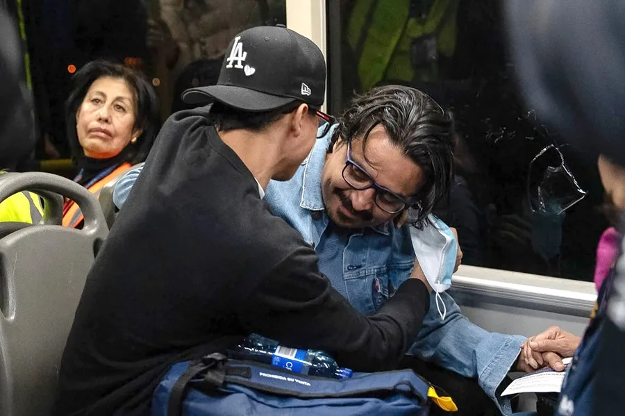 Fotografía cedida por la Cancillería de Colombia que muestra al activista colombiano Franklin Humberto Coral (d), conocido como Beto Coral, tras su llegada desde Estados Unidos este jueves, en Bogotá (Colombia). EFE/ Cancillería de Colombia.