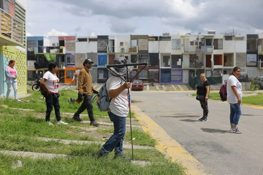 Integrantes del colectivo Luz de Esperanza buscan personas y familiares desaparecidos por el crimen organizado en México este jueves, en el municipio de Tlajomulco de Zúñiga, en Jalisco (México). EFE/Francisco Guasco.