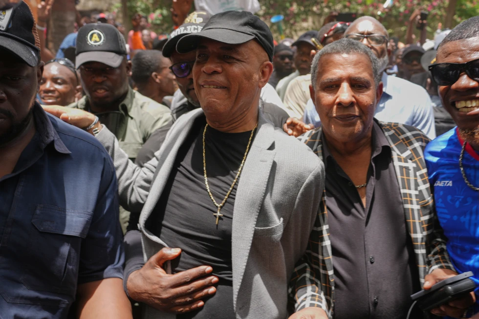 El expresidente de Haití Michel Martelly, al centro, rodeado de simpatizantes que le dieron la bienvenida, el miércoles 15 de julio de 2026, en Puerto Príncipe, Haití.