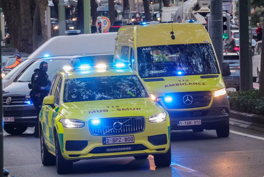 Dos ambulancias en Bruselas, Bélgica. EFE/EPA/OLIVIER MATTHYS/ Archivo