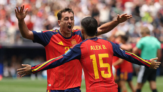 spaña superó con facilidad a Austria y se clasificó para los octavos de final del Mundial el jueves, con una contundente victoria por 3-0 gracias a un doblete de Mikel Oyarzabal y un cabezazo de Pedro Porro.