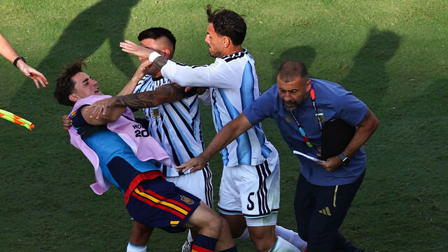 La FIFA abrió una investigación el lunes después de que la celebración de España tras vencer a Argentina en la final del Mundial se tornara violenta cuando varios jugadores se enfrentaron brevemente en el campo.