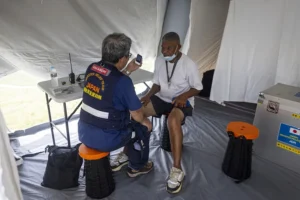 Un médico voluntario de Japón atiende a una persona este lunes, en el hospital de campaña de Japón, en Caraballeda (Venezuela). EFE/ Miguel Gutiérrez.