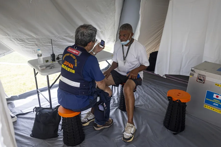 Un médico voluntario de Japón atiende a una persona este lunes, en el hospital de campaña de Japón, en Caraballeda (Venezuela). EFE/ Miguel Gutiérrez.
