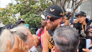 Eduardo Sánchez Tolentino, El Piro, encabeza una protesta en la Plaza de la Bandera.