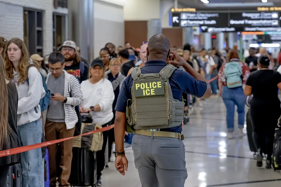 Fotografía de archivo de un agente del Servicio de Inmigración y Control de Aduanas de EE. UU. (ICE) en el Aeropuerto Internacional Hartsfield-Jackson de Atlanta, Georgia (EE. UU.). EFE/ EPA/ Erik S. Lesse.