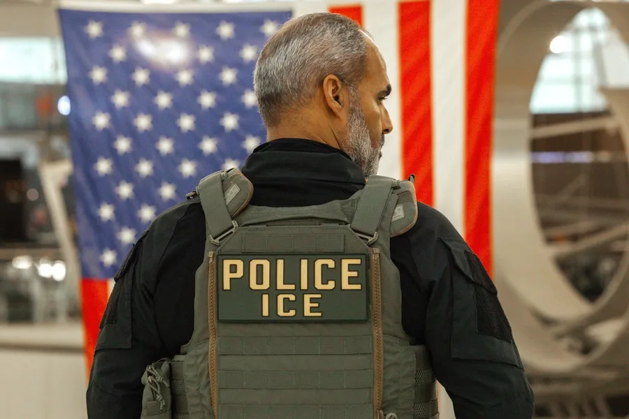 Fotografía de archivo de un agente del ICE. EFE/EPA/Olga Fedorova.