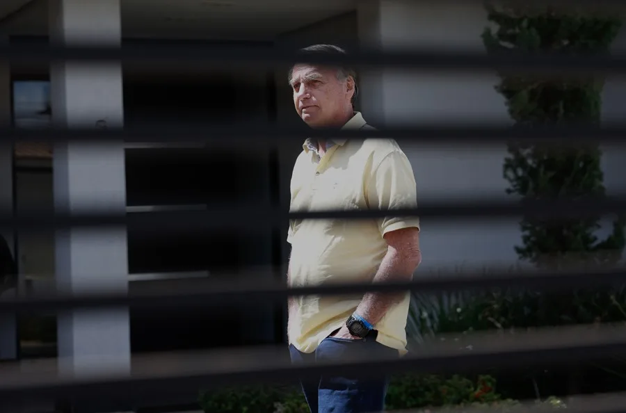 Fotografía de archivo del expresidente de Brasil Jair Bolsonaro, caminando al interior de su residencia, en Brasilia (Brasil). EFE/ Sebastiao Moreira.