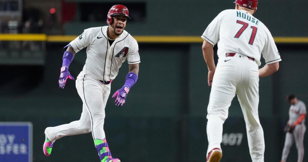 ketel Marte celebra su batazo de cuatro esquinas