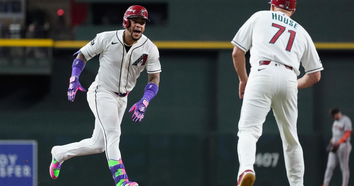 ketel Marte celebra su batazo de cuatro esquinas