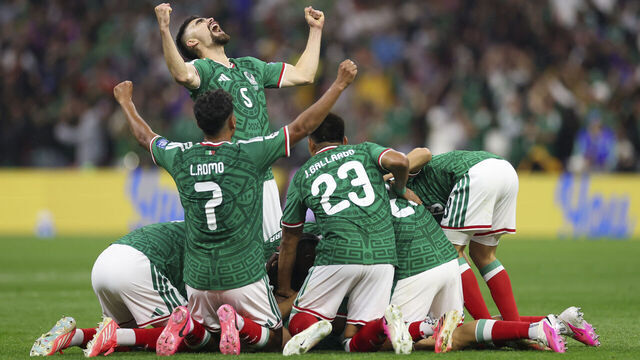México vence a Ecuador y pasa a octavos de final por primera vez desde 1986