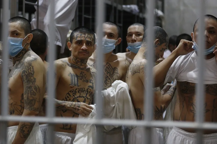 Reclusos al interior de una celda en el Centro de Confinamiento del Terrorismo (Cecot), en Tecoluca (El Salvador).