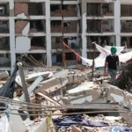 Un voluntario trabaja en la remoción de escombros del doble terremoto de magnitud 7,2 y 7,5 ocurrido el pasado 24 de Junio, en La Guaira (Venezuela).