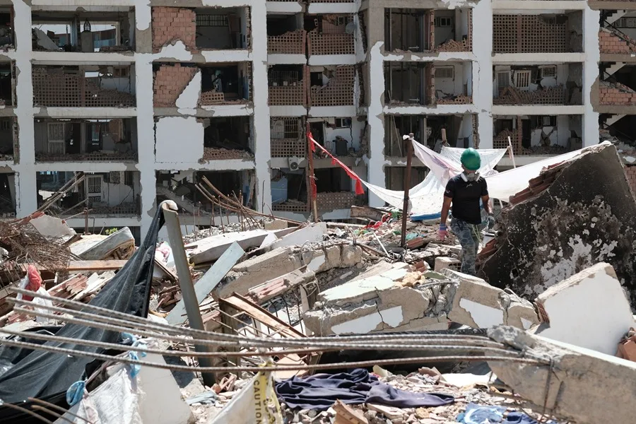 Un voluntario trabaja en la remoción de escombros del doble terremoto de magnitud 7,2 y 7,5 ocurrido el pasado 24 de Junio, en La Guaira (Venezuela).