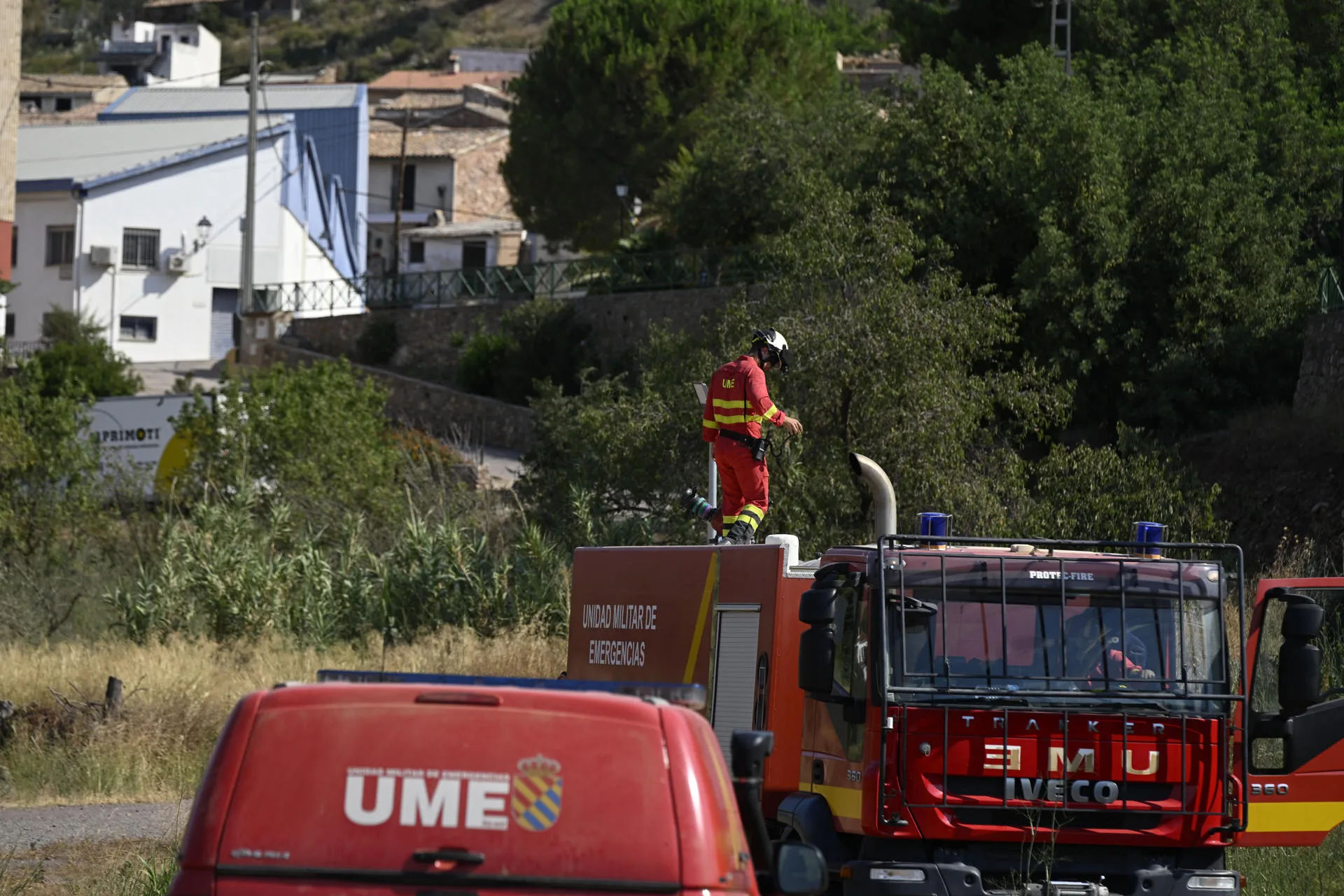 SONEJA (CASTELLÓN), 06/07/2026.- Miembros de la Unidad Militar de Emergencias (UME) en el municipio de Azúebar desalojado ayer por incendio forestal de Soneja (Castellón) que, hasta el momento, ha afectado a unas 150 hectáreas de superficie y a una pequeña parte del parque natural de la Sierra de Espadán. EFE/ Andreu Esteban.