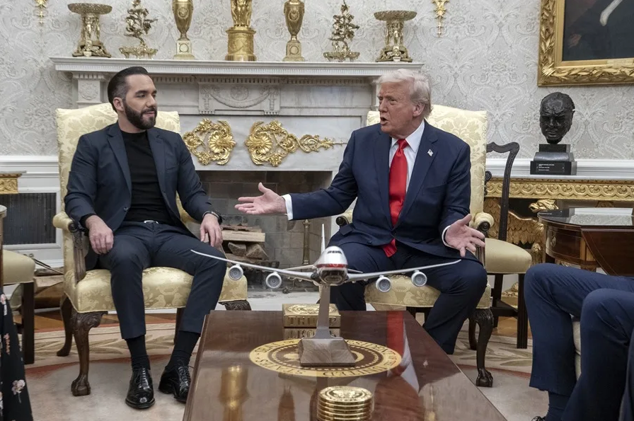 El presidente de Estados Unidos, Donald Trump (dcha.), se reúne con el presidente de El Salvador, Nayib Bukele (izq.), en el Despacho Oval de la Casa Blanca en Washington D. C., EE. UU. EFE/EPA/Ken Cedeno/ POOL