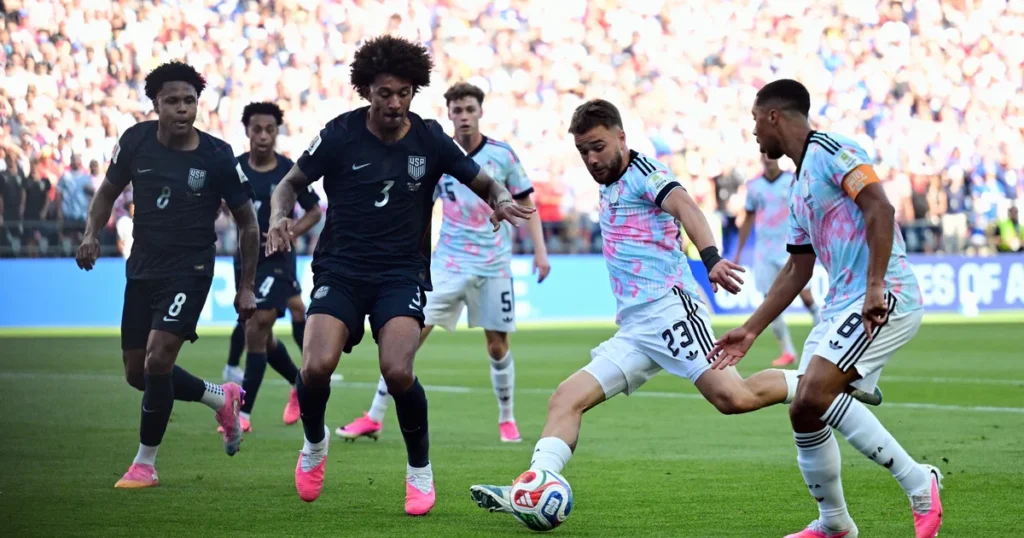Dos miembros del cuerpo técnico de la selección masculina de fútbol de Estados Unidos fueron suspendidos por la FIFA para el partido de octavos de final del lunes contra Bélgica.