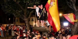 Adolescente muere tras caer de una fuerte durante cebración en España.