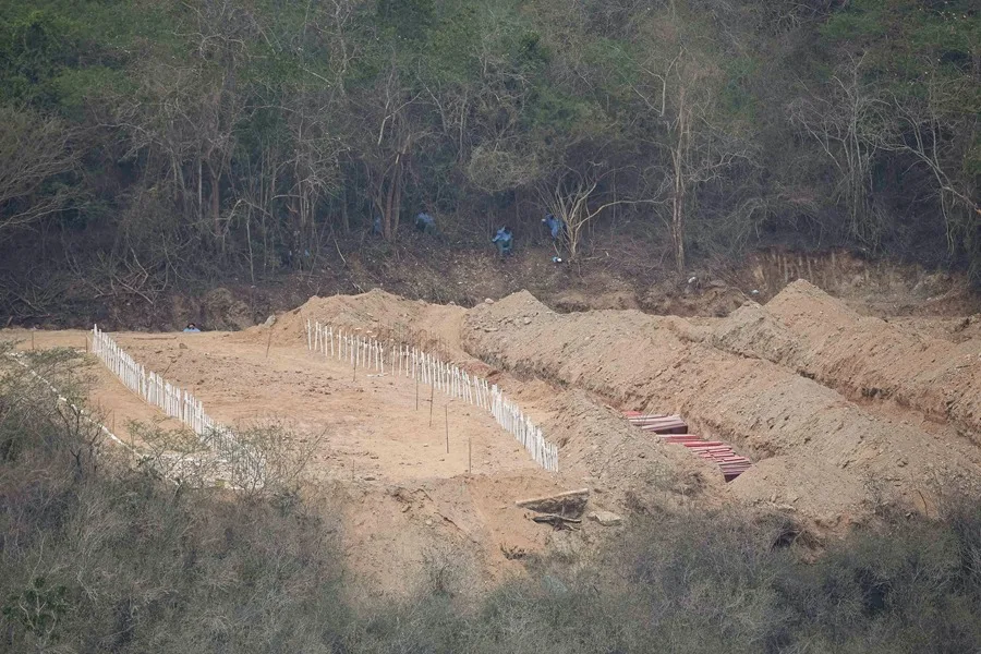 Fotografía que muestra labores de excavación en el cementerio municipal La Esperanza este lunes, en Carayaca (Venezuela).