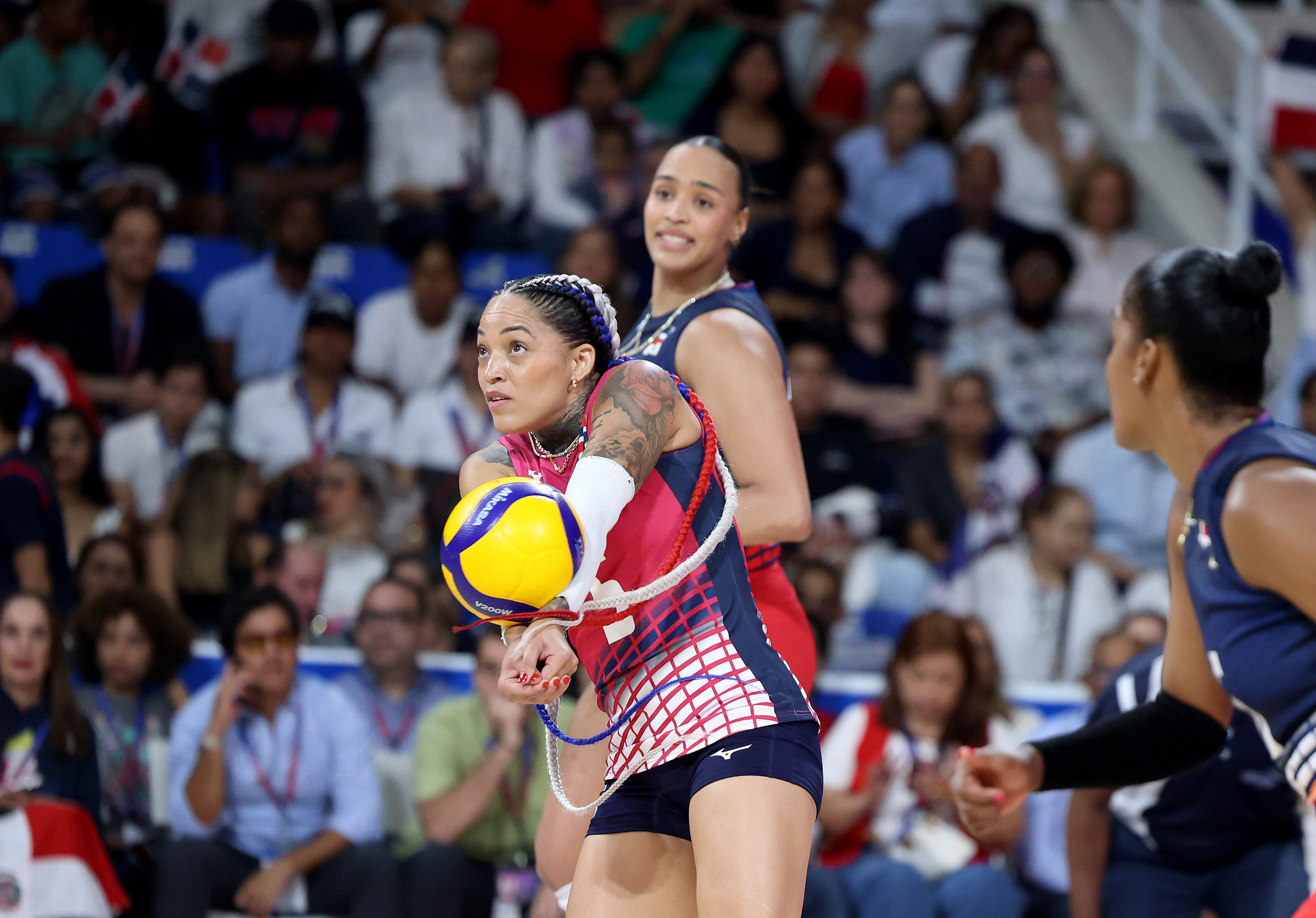 Brenda Castillo ejecuta una recepción durante el partido de las Reinas del Caribe contra el seleccionado de voleibol femenino de Colombia.