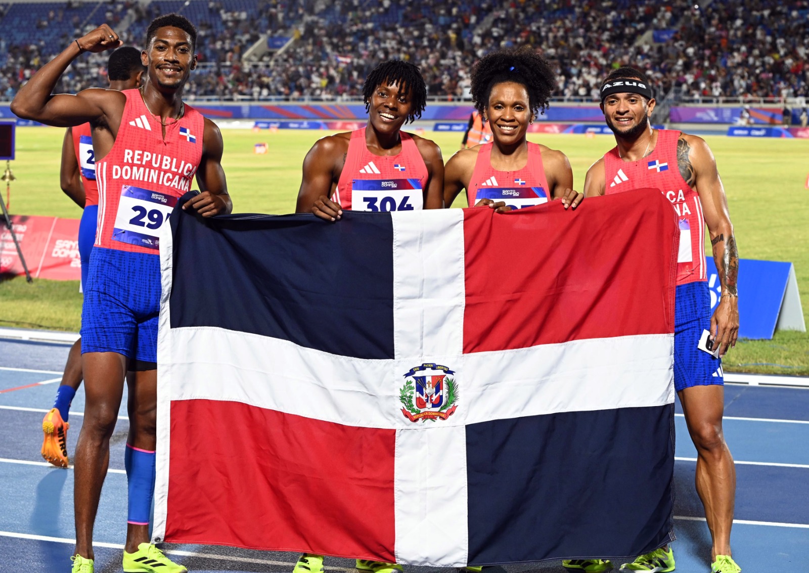 Christopher Melenciano, Marileidy Paulino, Anabel Medina y Erick Sánchez, integrantes de la cuarteta dominicana que ganó oro este lunes.